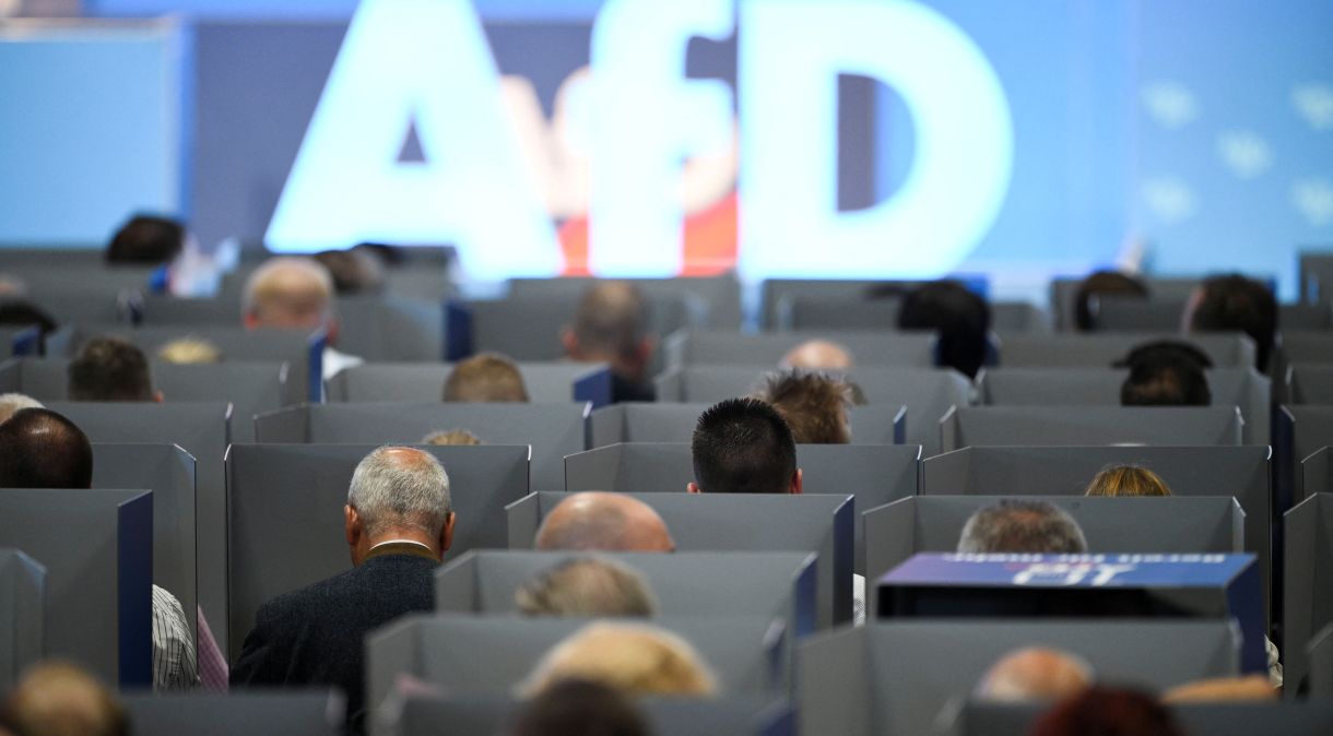 Membros do AfD sentam-se em cabines de votação no dia da assembleia eleitoral europeia de 2023 do Alternativa para a Alemanha (AfD) em Magdeburgo, Alemanha