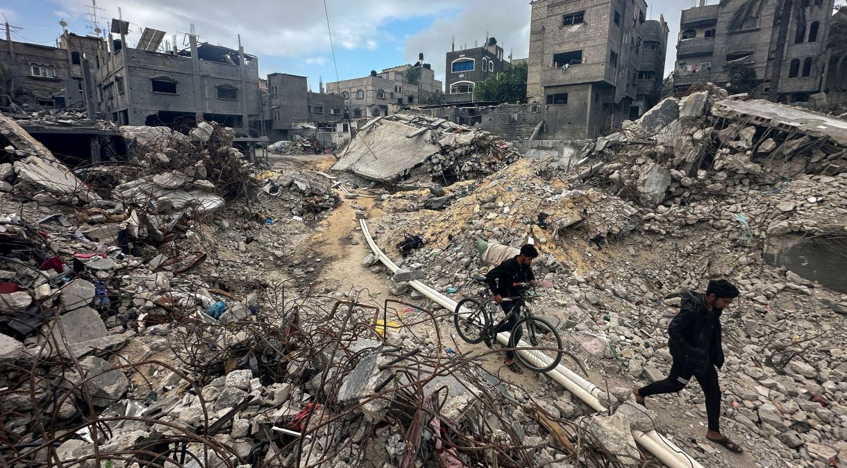 Palestinos examinam moradias destruídas em ataque israelense em Khan Younis, na Faixa de Gaza
