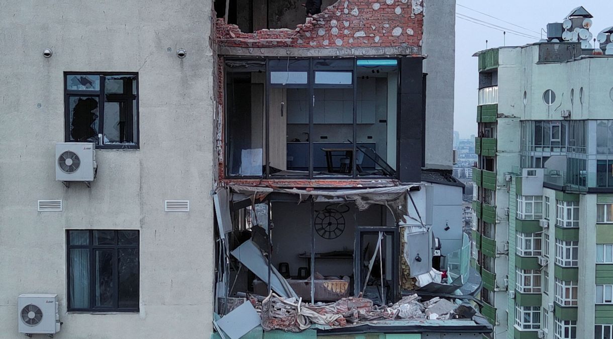 Bloco de apartamentos danificado por ataque de drone russo em Kiev