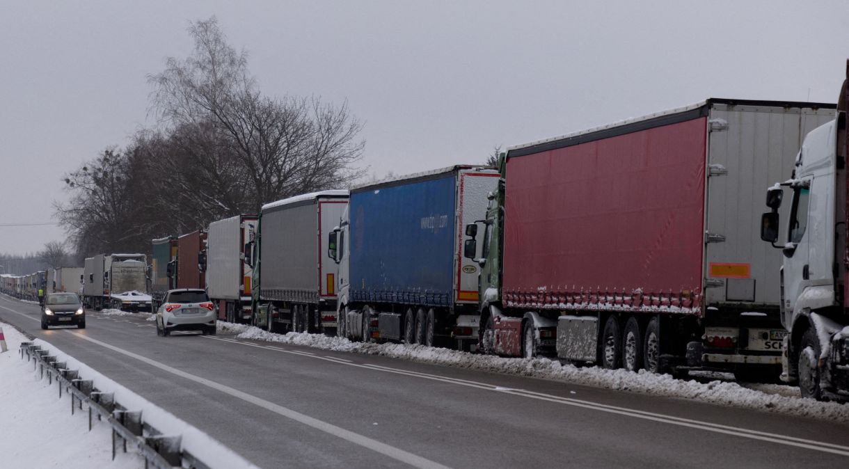 Caminhões em longa fila para cruzar a fronteira entre a Polônia e a Ucrânia na passagem Dorohusk-Jagodzin, em Okopy, Polônia - 4/12/2023