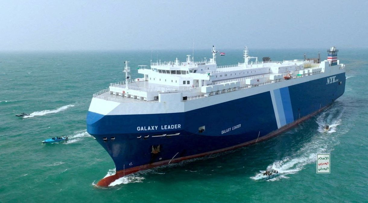 Cargueiro Galaxy Leader é escoltado por barcos houthis no Mar Vermelho em foto divulgada em novembro