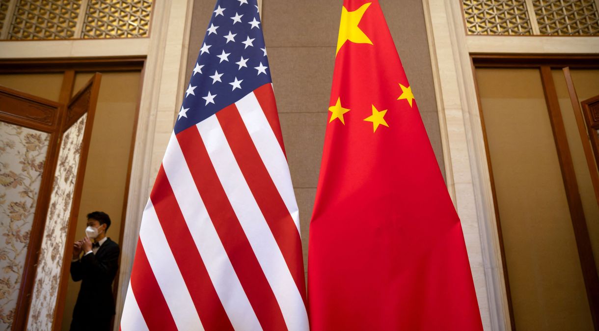 Bandeiras dos Estados Unidos e da China em Pequim