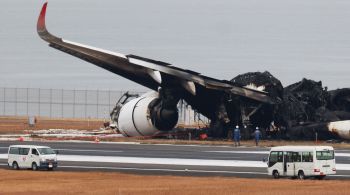Passageiros da Japan Airlines dizem que foi um milagre que todas as 379 pessoas a bordo tenham escapado ilesas após colisão violenta no aeroporto de Haneda, em Tóquio; cinco pessoas da outra aeronave morreram
