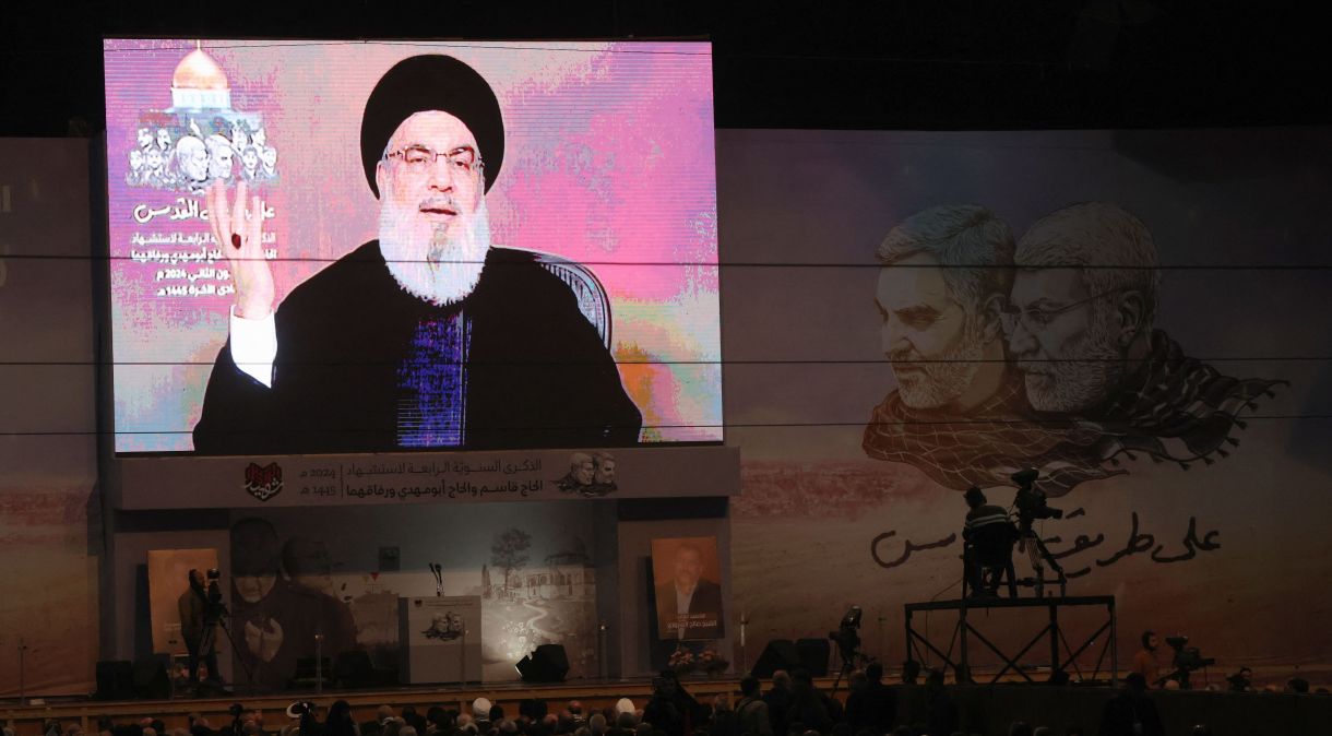 O líder do Hezbollah no Líbano, Sayyed Hassan Nasrallah, dirige-se a seus apoiadores através de uma tela durante cerimônia para marcar o quarto aniversário do assassinato do comandante militar iraniano, general Qassem Soleimani