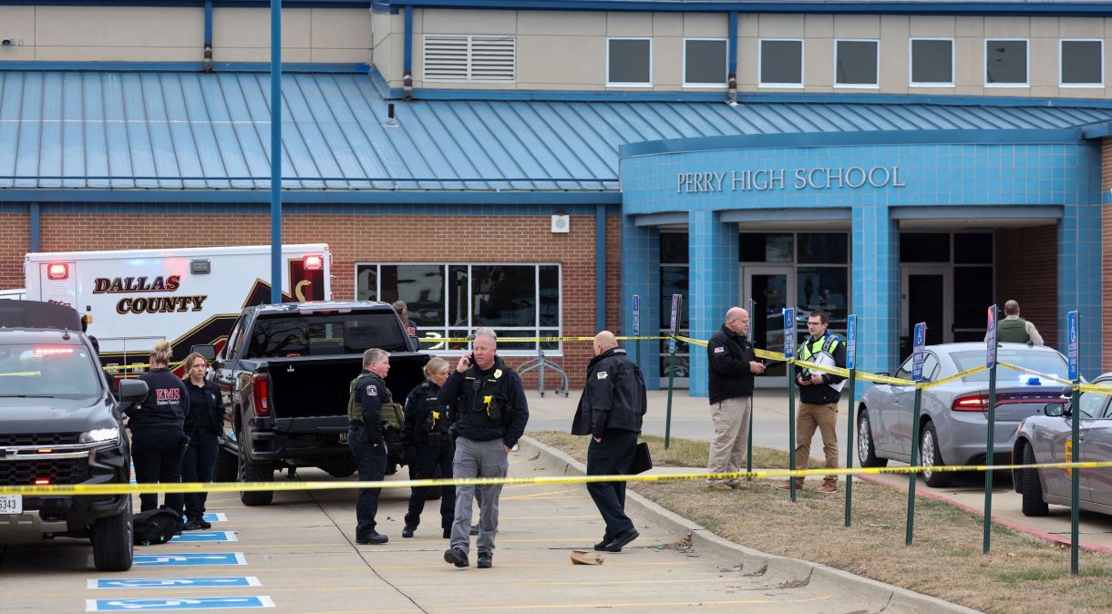 Agentes de segurança atuam na Perry High School em Perry, Iowa, após ataque a tiros na escola