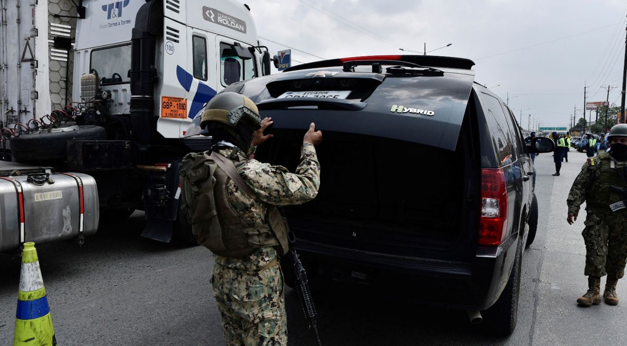 Forças de segurança inspecionam caminhão em Guayaquil, Equador