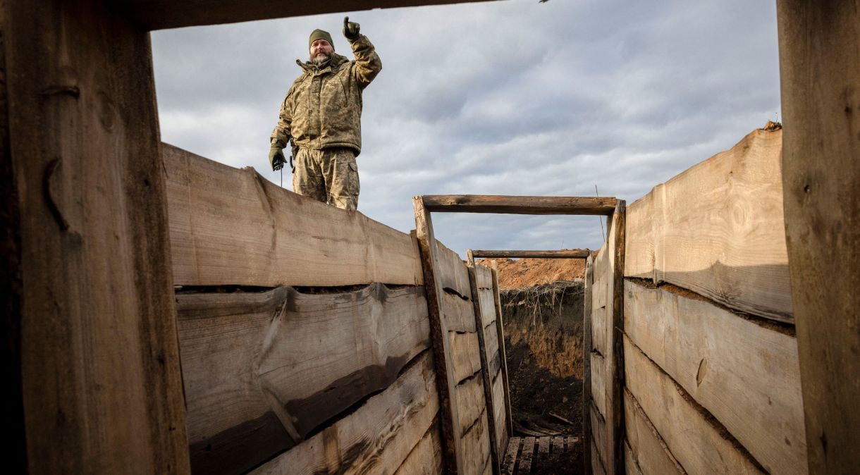Militar ucraniano inspeciona trincheira recém-cavada perto de Kupiansk