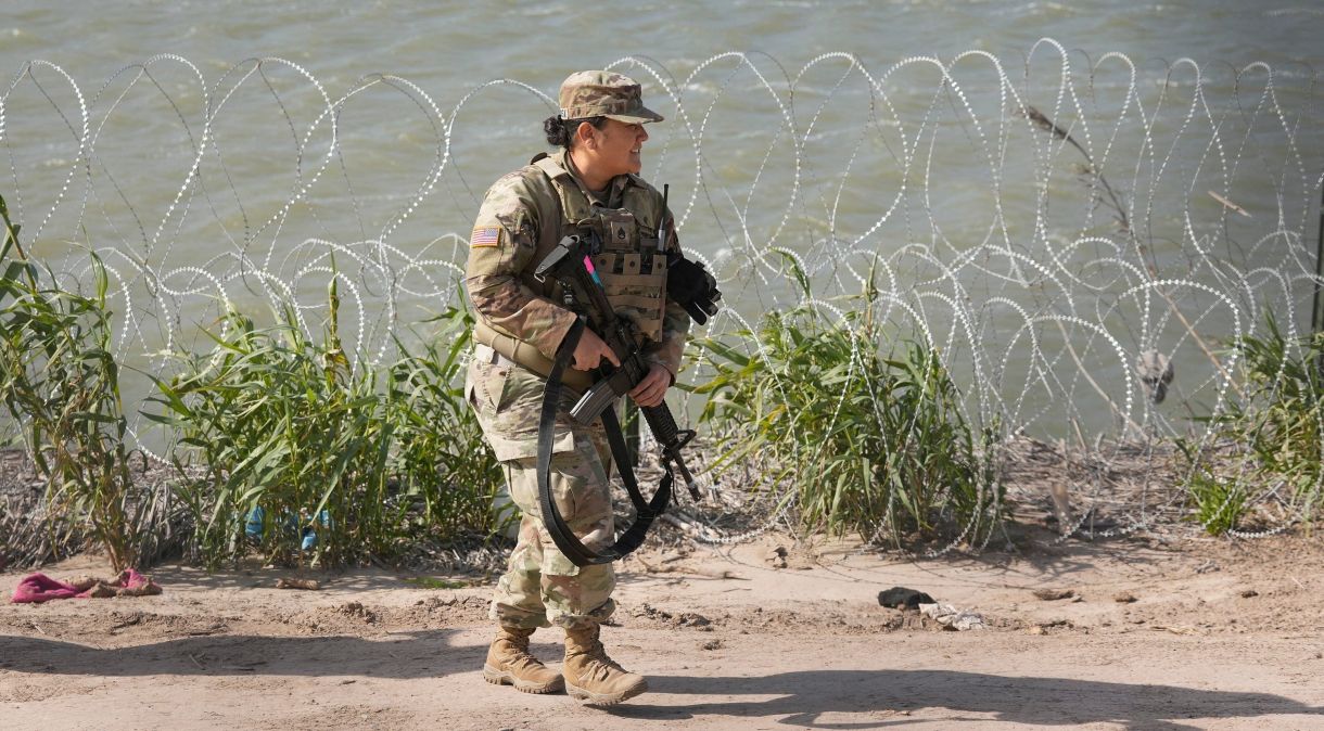 Soldado da Guarda Nacional do Exército dos EUA patrulha margens do Río Grande na fronteira com o México em Eagle Pass, no Texas