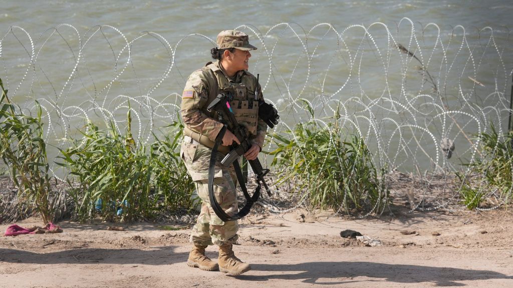 Soldado da Guarda Nacional do Exército dos EUA patrulha margens do Río Grande na fronteira com o México em Eagle Pass, no Texas