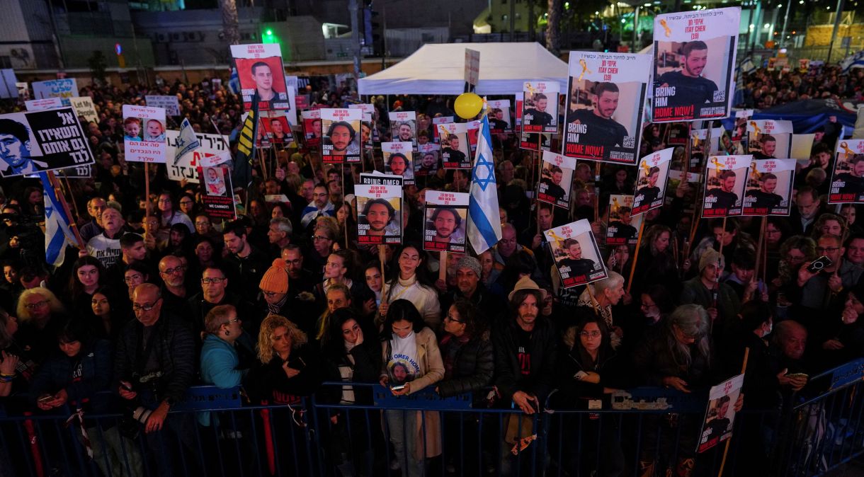 Manifestantes reúnem-se por 24 horas na "Praça dos Reféns", apelando à libertação dos reféns israelenses em Gaza