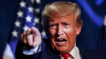 Entre os críticos de Trump, o seu comportamento está suscitando novas preocupações de que seu potencial segundo mandato possa significar um alvorecer de autocracia no Salão Oval, diz analista