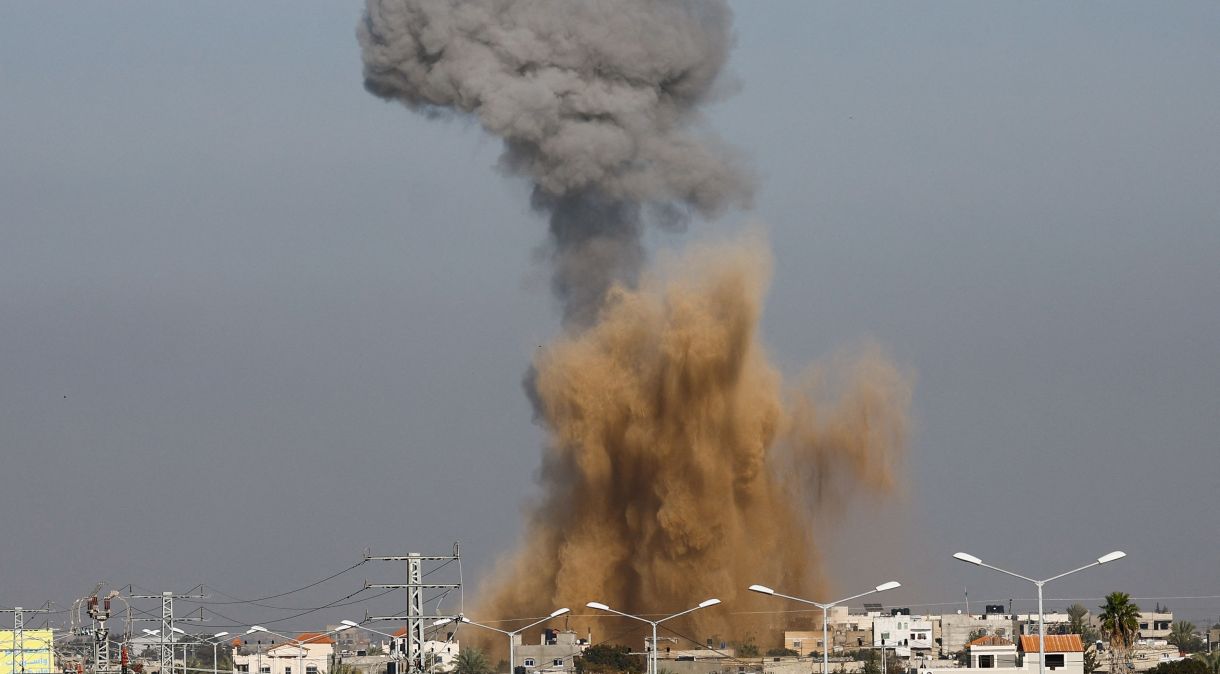 Fumaça após ataques israelenses, vista de Rafah, no sul da Faixa de Gaza