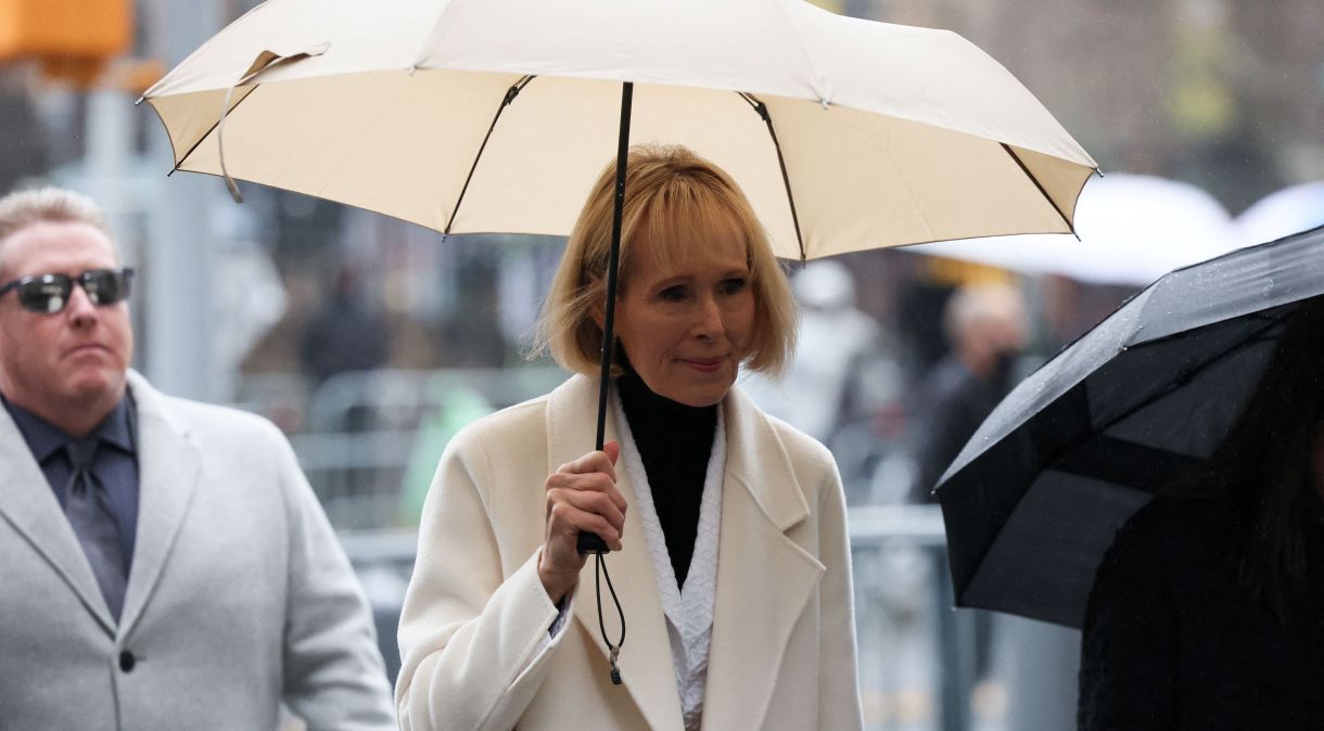 E. Jean Carroll sai do Tribunal Federal de Manhattan, na cidade de Nova York