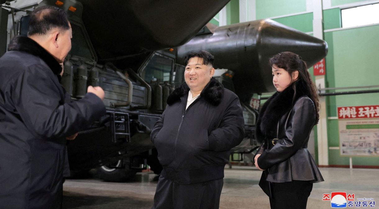 Líder da Coreia do Norte, Kim Jong Un, acompanhada da filha, Kim Ju Ae, visita fábrica de veículos militares