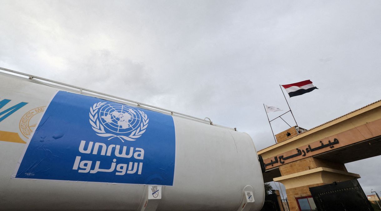 Caminhão da UNRWA em fronteira de Egito com Gaza