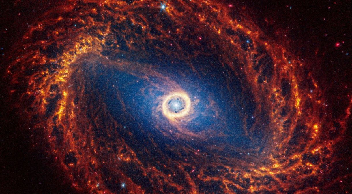 Galáxia espiral NGC 1512 situada a 30 milhões de anos luz da Terra