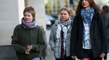 Thunberg se tornou uma ativista proeminente em todo o mundo depois de realizar protestos semanais em frente ao Parlamento sueco em 2018