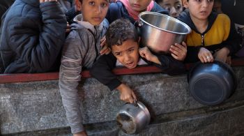 Severas restrições de Israel à entrada de ajuda em Gaza drenam suprimentos essenciais e palestinos lutam para alimentar seus filhos, com mães subnutridas sem leite sofrendo ao ver crianças e bebês morrendo de fome