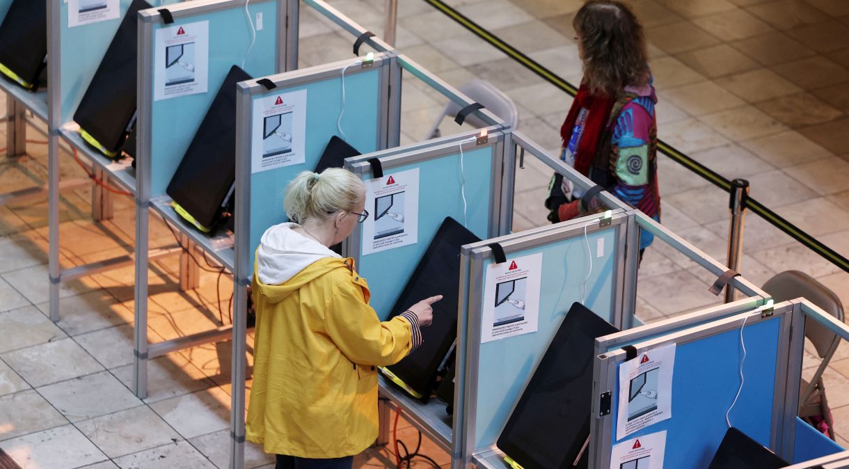 Uma eleitora vota nas eleições primárias presidenciais democratas e republicanas em Las Vegas, Nevada, EUA, realizadas dois dias antes de caucus republicano no Estado