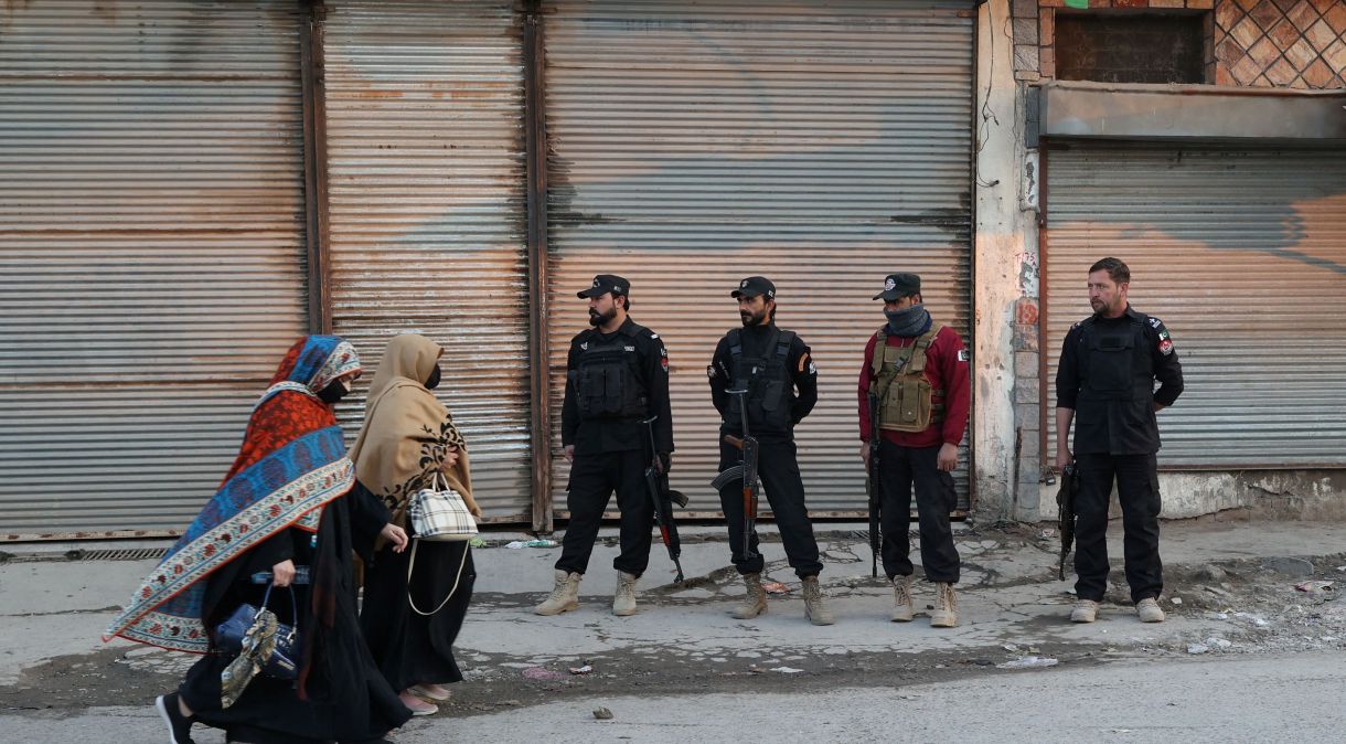 Policiais perto de seção eleitoral em Peshawar, no Paquistão
