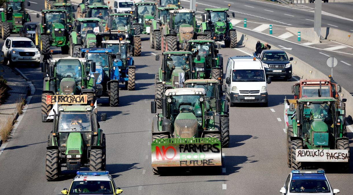 Protesto de agricultores espanhóis perto de Barcelona