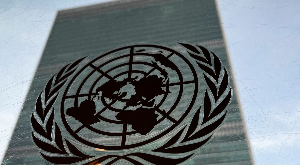 Logotipo da Organização das Nações Unidas em frente à sede da entidade, na cidade de Nova York, EUA