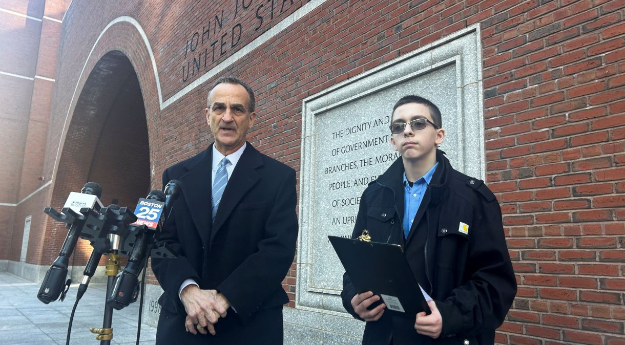 O advogado David Cortman ao lado de seu cliente Liam Morrison após audiência em tribunal federal de apelações sobre a decisão de escola de não permitir que ele usasse camiseta com a frase "há apenas dois gêneros", em Boston, Massachusetts, EUA