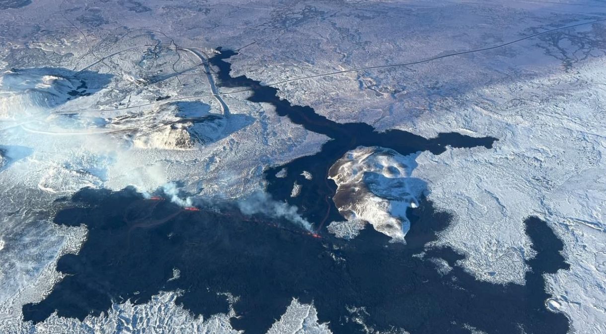 Vista aérea de vulcão em erupção na península de Reykjanes, na Islândia