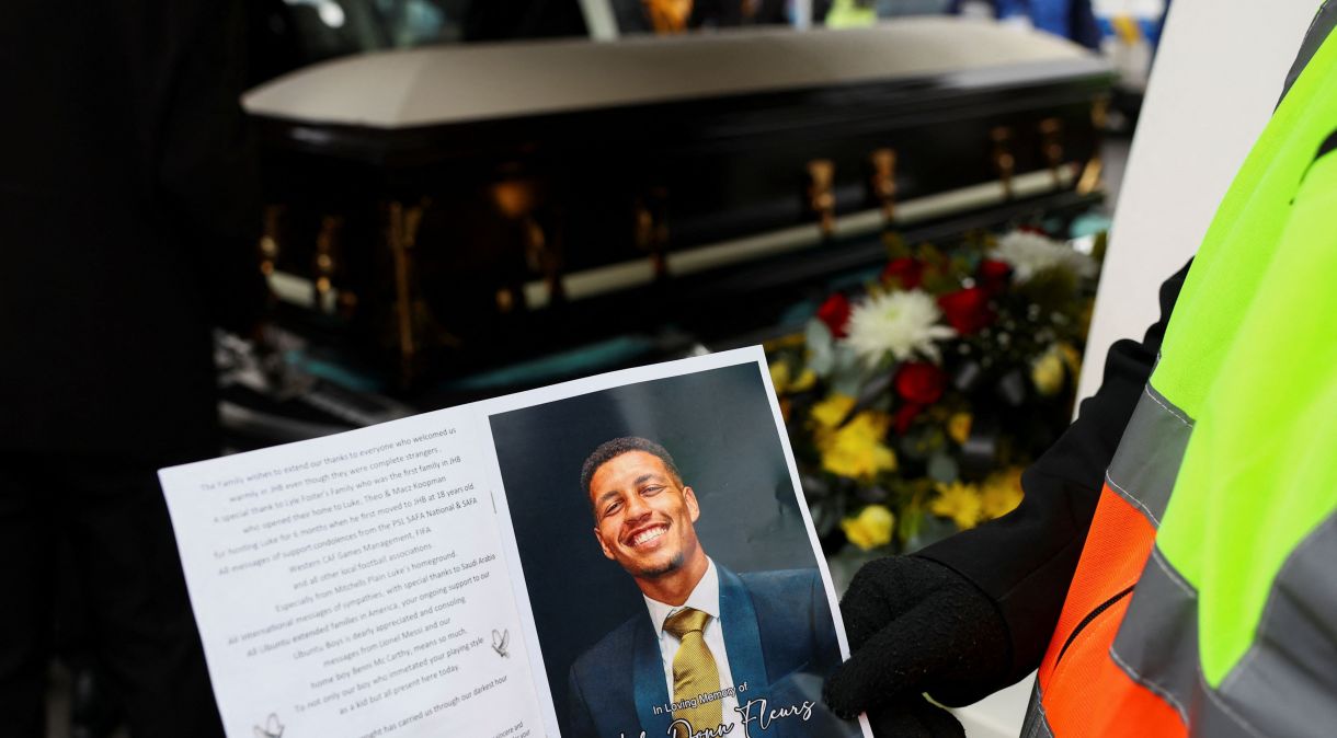 Fotografia em frente ao caixão do jogador de futebol sul-africano Luke Fleurs, do Kaizer Chiefs, em seu funeral na Cidade do Cabo, África do Sul