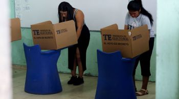 Líder nas pesquisas foi convidado para participar de reunião na sede do poder eleitoral; resultado oficial ainda não foi divulgado 