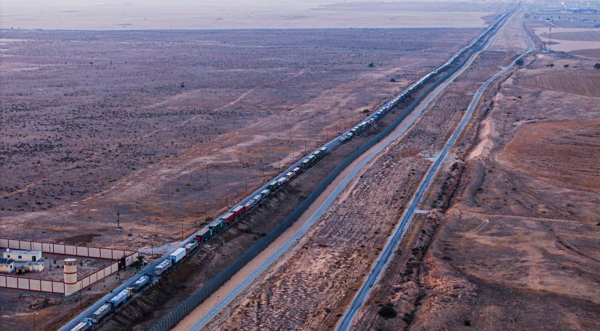 Imagem aérea de fila de caminhões em estrada egípcia perto da fronteira com Israel, perto da passagem de Rafah para a Faixa de Gaza