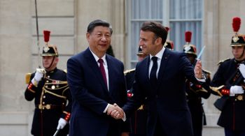 Presidente chinês segue para Sérvia e Hungria após passar pela França, onde se reuniu com Emmanuel Macron 