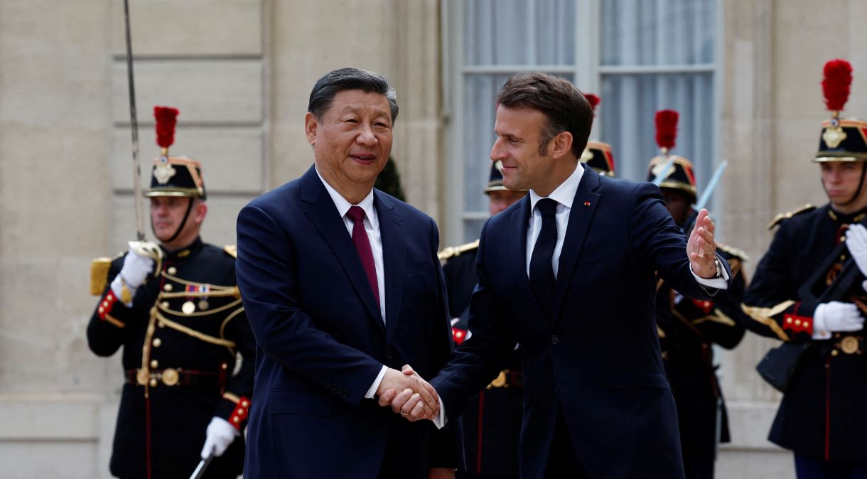 Presidentes da França, Emmanuel Macron, e da China, Xi Jinping, se cumprimentam em Paris