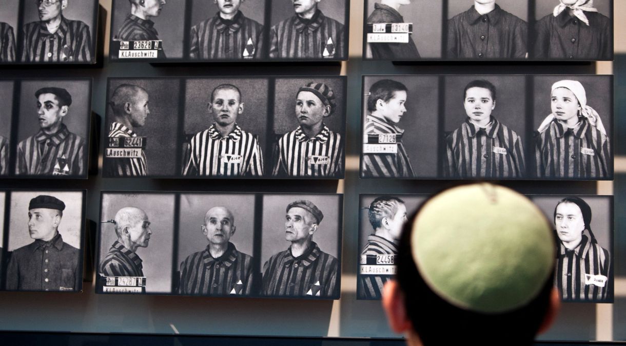 Visitante observa fotos de vítima do Holocausto no Museu da História do Holocausto Yad Vashem, em Jerusalém