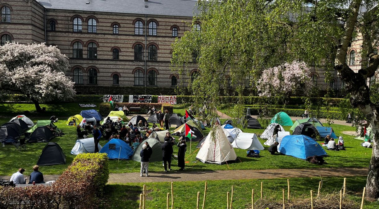 Estudantes pró-palestinos acampam na University of Copenhagen, na Dinamarca