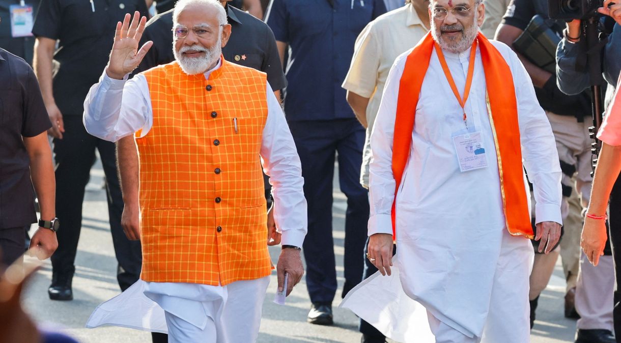 Primeiro-ministro da Índia, Narendra Modi, se direciona para seção eleitoral, em Ahmedabad, Índia