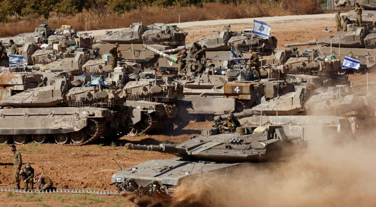 Tanques israelenses perto da fronteira com Gaza no sul de Israel