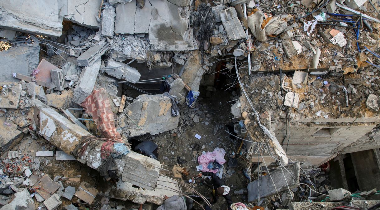 Palestinos inspecionam local de ataque israelense a uma casa em Rafah, no sul da Faixa de Gaza