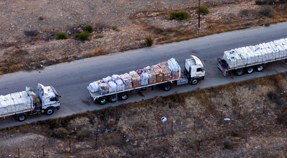 Imagem de drone de fila de caminhões esperando em estrada egípcia ao longo da fronteira com Israel, perto da passagem de fronteira de Rafah com a Faixa de Gaza