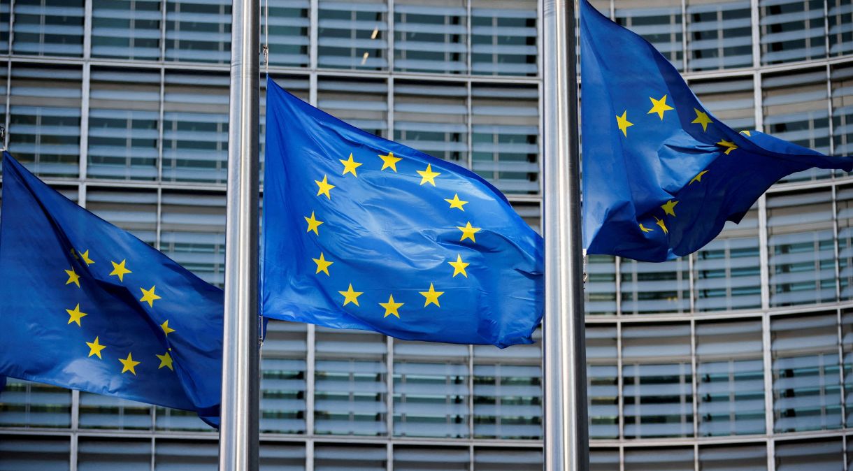 Bandeiras da União Europeia em frente à sede da Comissão Europeia, em Bruxelas, na Bélgica