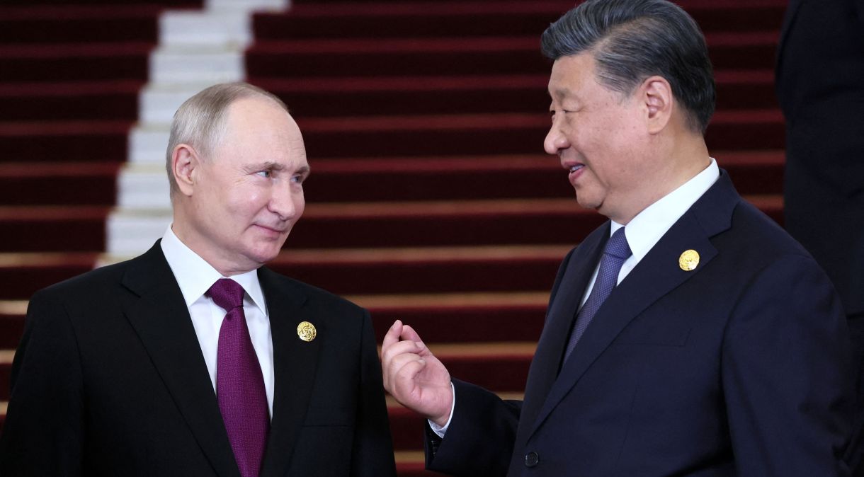 O presidente russo, Vladimir Putin, é recebido pelo presidente chinês, Xi Jinping, durante cerimônia no Fórum do Cinturão e Rota em Pequim, China