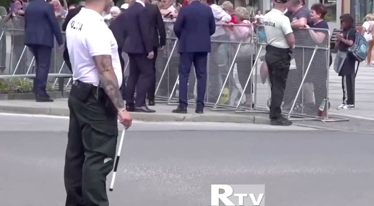 Homem aponta pistola para o primeiro-ministro da Eslováquia, Robert Fico, em captura de tela a partir de de um vídeo