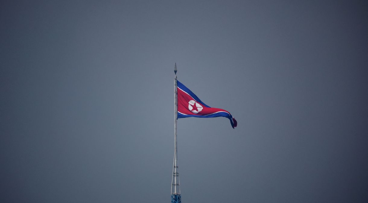 Bandeira da Coreia do Norte em zona desmilitarizada