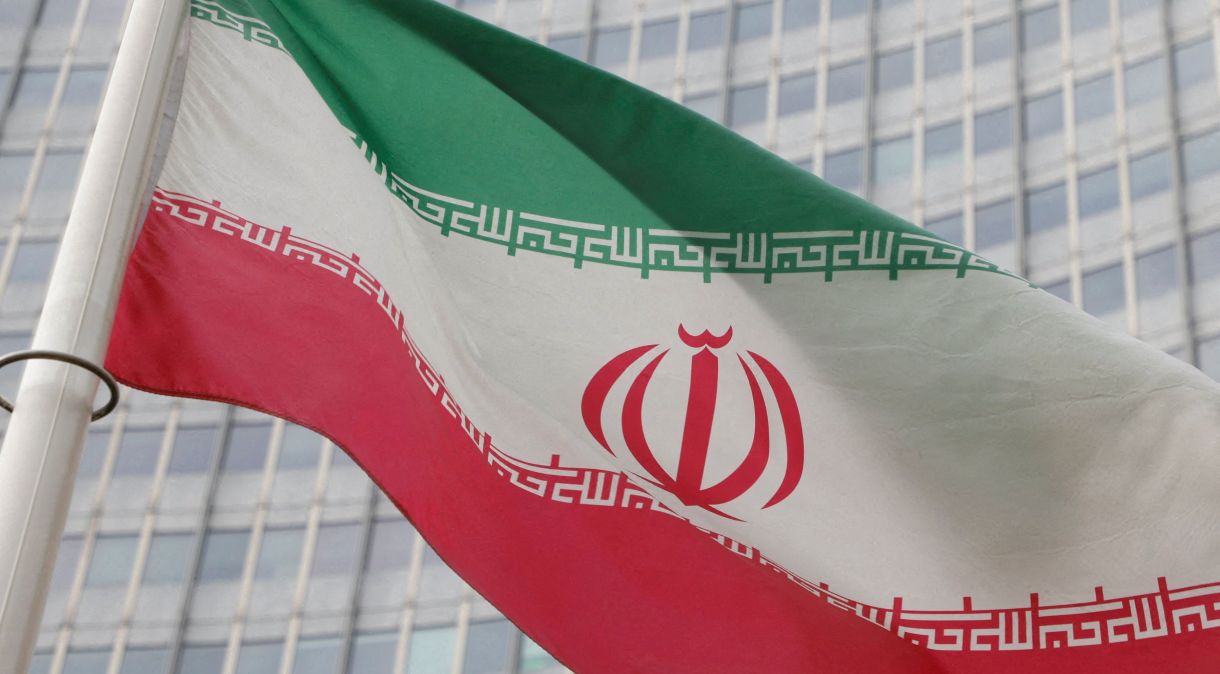 A bandeira iraniana tremula do lado de fora da sede da Agência Internacional de Energia Atômica (AIEA) em Viena, Áustria