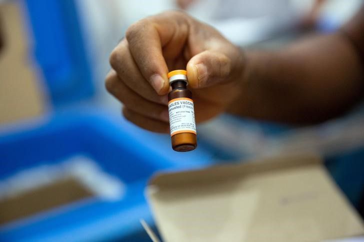 Frasco de vacina contra o sarampo é verificado em base logística de campo administrada por Médicos Sem Fronteiras (MSF) na cidade de Boso-Manzi, na província de Mongala, na República Democrática do Congo