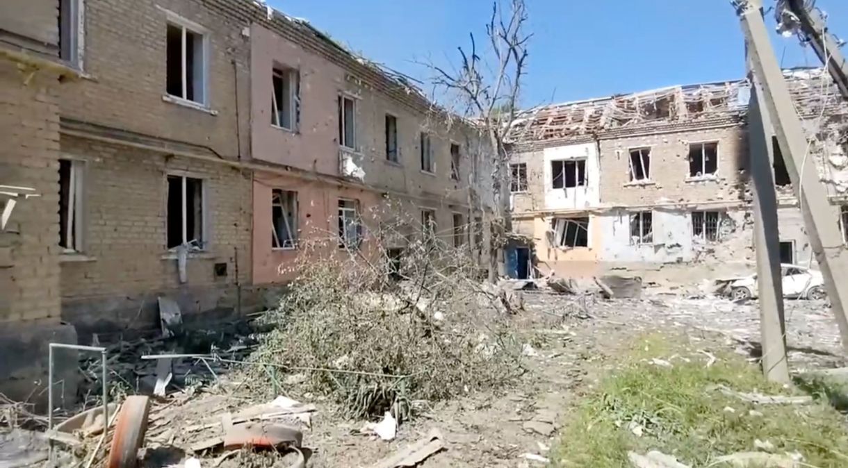Edifício destruído após o que autoridades locais instaladas pela Rússia disseram ser um ataque militar ucraniano no assentamento de Yubileiny, na região de Luhansk, na Ucrânia