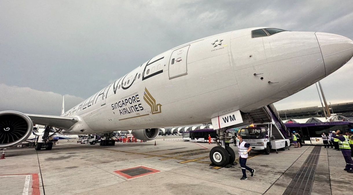 Aeronave da Singapore Airlines na pista após solicitar pouso de emergência no Aeroporto Internacional Suvarnabhumi de Bangkok, na Tailândia