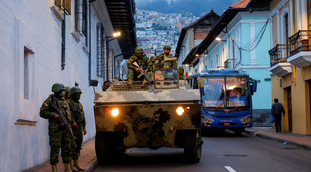 Soldados em veículo blindado patrulham centro histórico da cidade um dia após o presidente do Equador, Daniel Noboa, declarar estado de emergência por 60 dias, em Quito, Equador