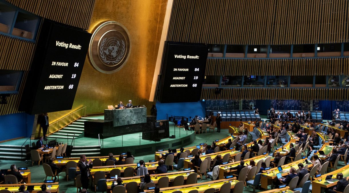 Telas com resultados de votação na Assembleia Geral das Nações Unidas sobre a criação de um dia internacional sobre o genocídio de Srebrenica, na sede das Nações Unidas em Nova York