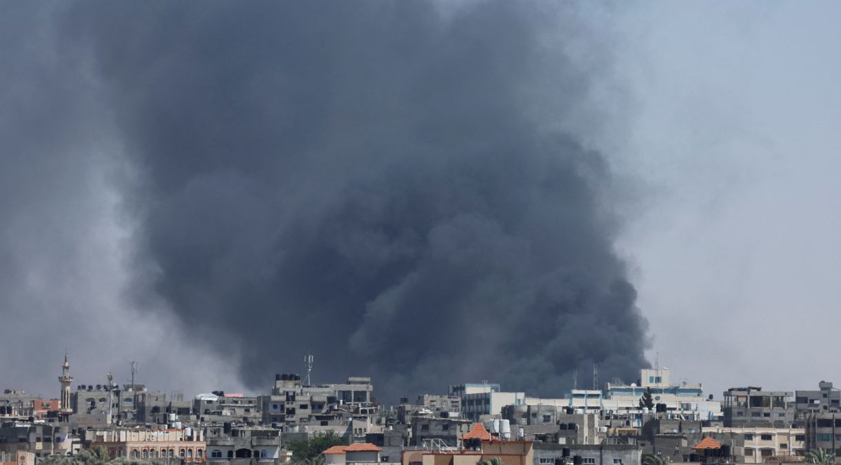 Fumaça durante ataque israelense em Rafah